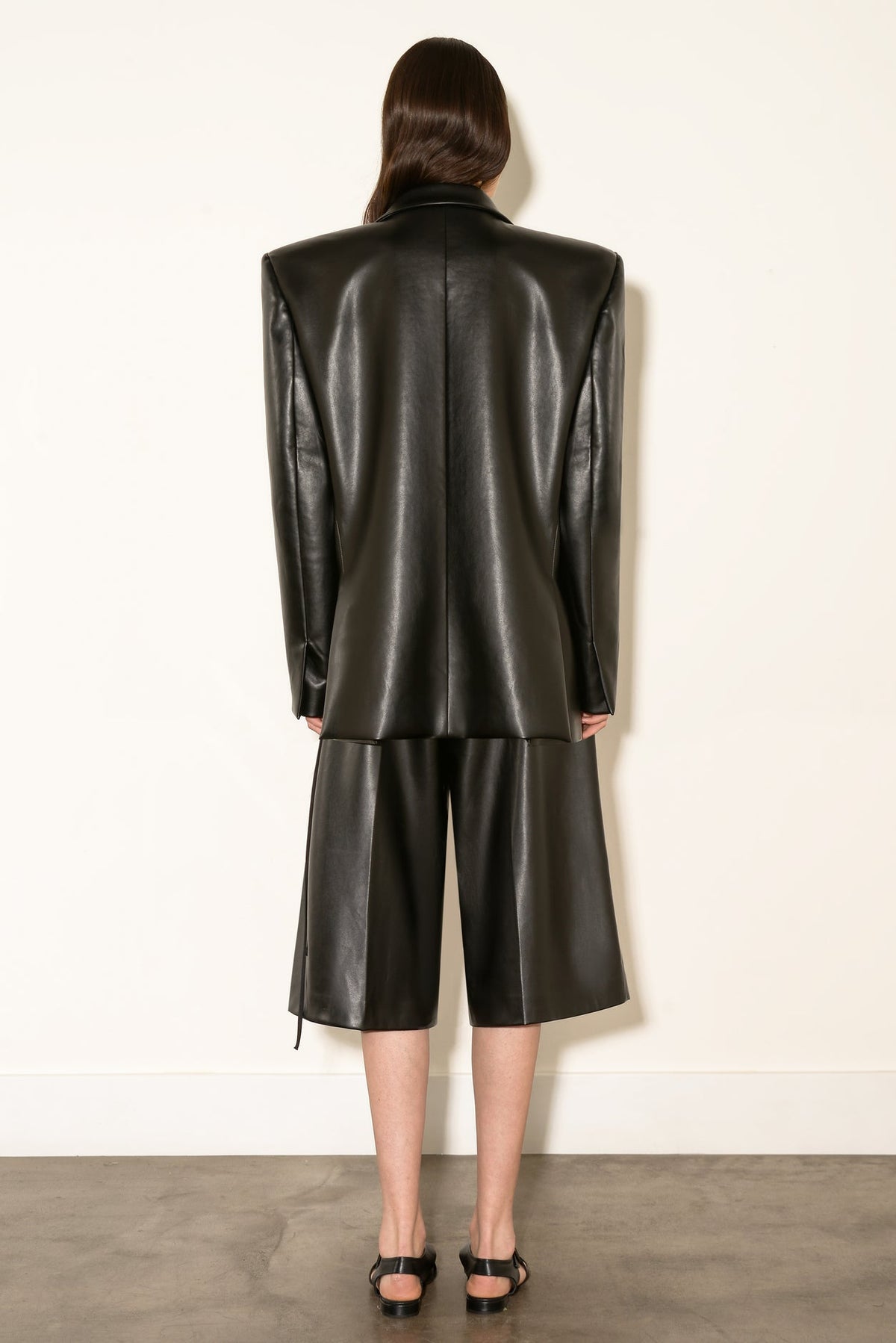 ANOUKI OVERSIZED BLACK VEHAN LEATHER BLAZER